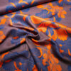 Stoffe Meterware, Viskosesatin mit "japanischem" Blumendesign, Braun-Blaugrau-Orange