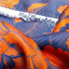 Stoffe Meterware, Viskosesatin mit "japanischem" Blumendesign, Braun-Blaugrau-Orange